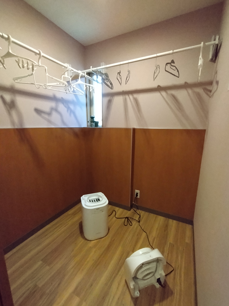 お部屋に物干しはありますが、一晩でお仕事着など乾かすことが可能です!
