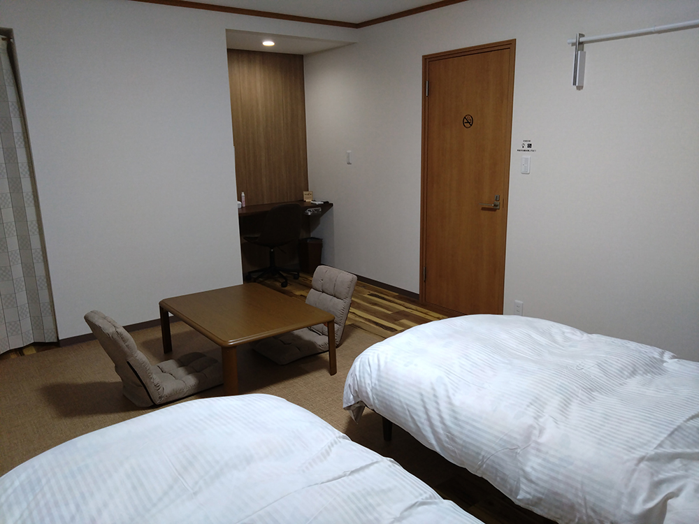 2号室:シングルベッド2台の2~4名様のお部屋です。納戸にお布団が用意されています。