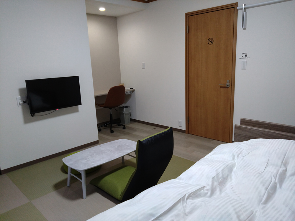 3号室:セミダブルベッド1台の1~2名様のお部屋です。納戸にお布団が用意されています。
