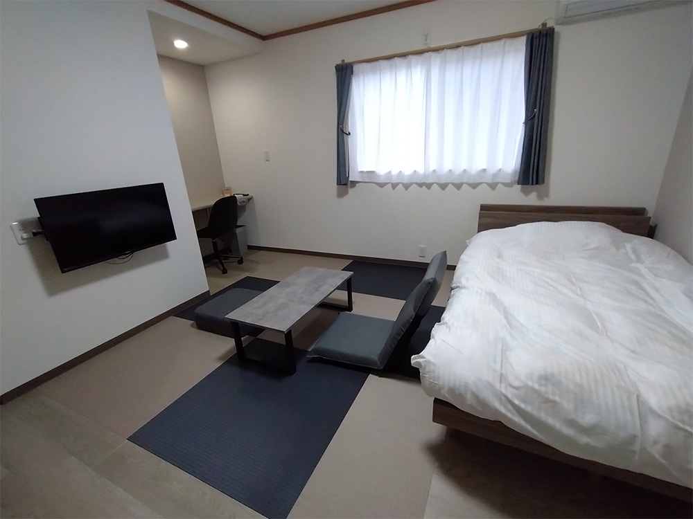 7号室:セミダブルベッド1台の1~2名様のお部屋です。納戸にお布団が用意されています。